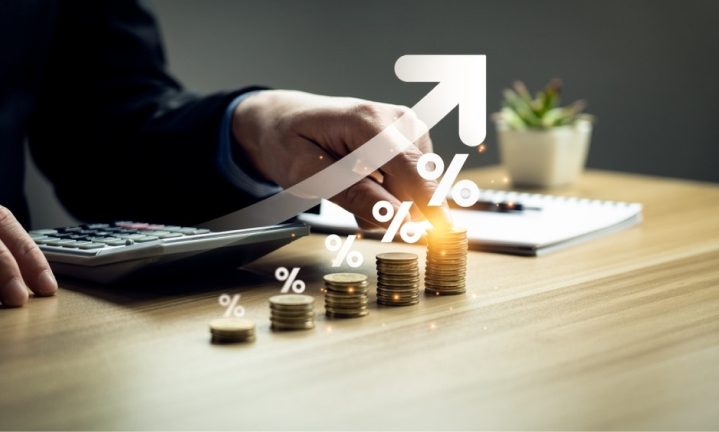 Mortgage broker reviewing the cost comparison of outsourcing mortgage assistants in Australia