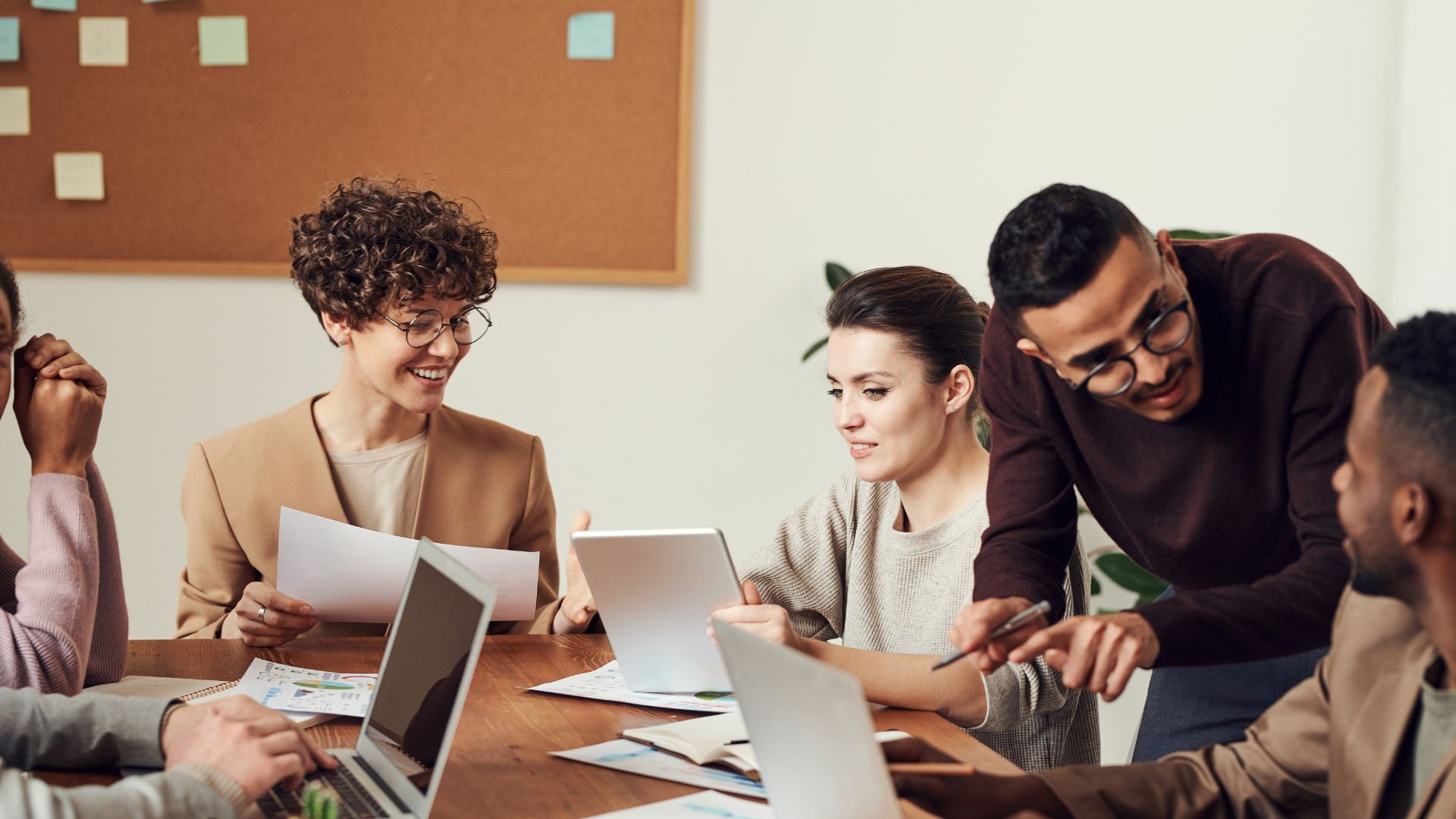 Influence training workshop for global executives practicing ethical persuasion across markets.